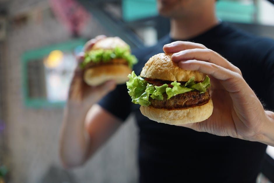 Selain Lebih Nikmat, Ini 5 Manfaat Sehat Makan Langsung Pakai Tangan