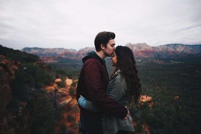 Cinta Selalu Cukup? Faktor Lain yang Menentukan Kelanggengan Hubungan