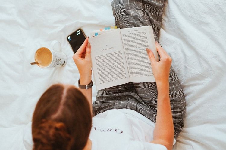 Cobain, yuk! 5 Tips Membaca Buku di Atas Kasur dengan Nyaman