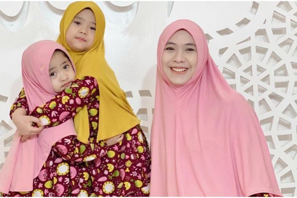10 Outfit Senada Oki Setiana Dewi dengan Kedua Putrinya, Imut Banget!