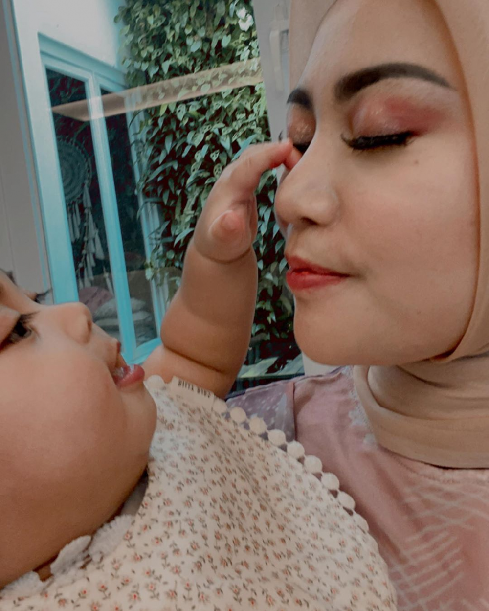 Mama Muda Hits, 10 Potret Manis Rachel Vennya Momong Kedua Anaknya.