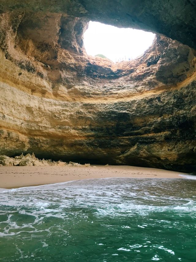 6 Pantai Wisata Tercantik di Dunia, Ada Pasir Hijau Hingga ...