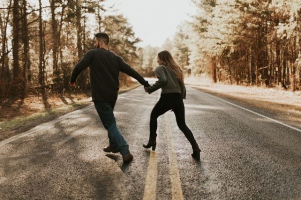 Gak Ngebosenin! 5 Zodiak Ini Selalu Punya Obrolan Seru saat Ngedate