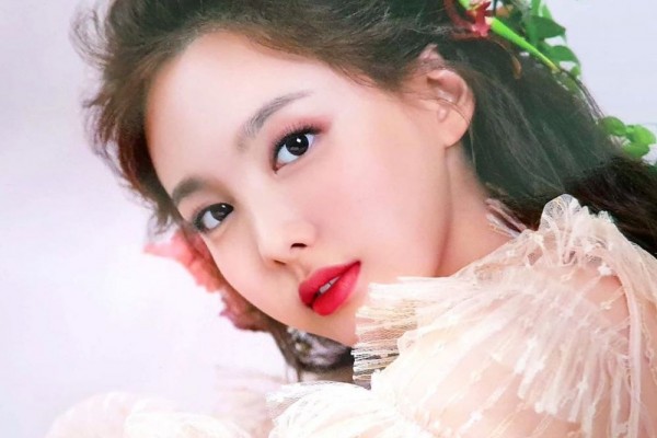 10 Pesona Nayeon TWICE dengan Lipstik Merah, Auranya Kian Terpancar!
