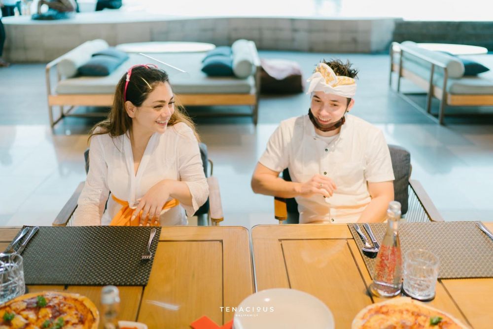10 Potret Celine Evangelista dan Keluarga Liburan Pakai Baju ala Bali