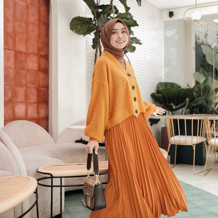 10 OOTD Sweater Rajut yang Kekinian ala Meirani Amalia