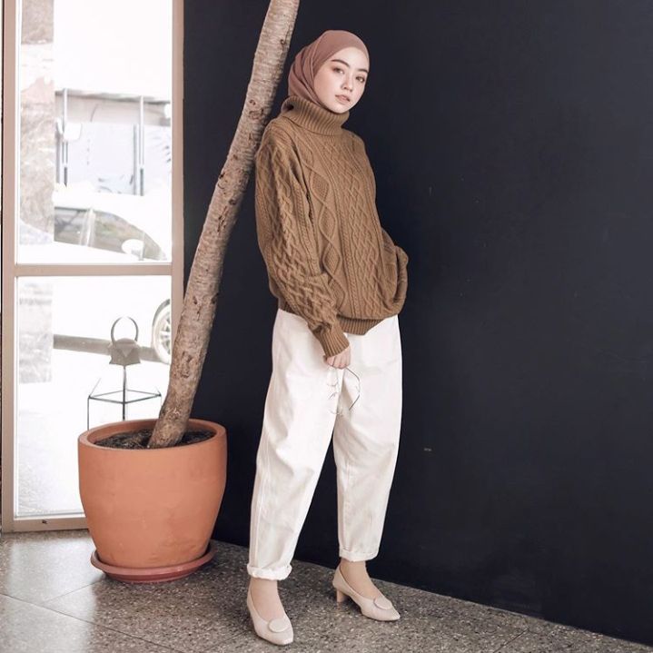 10 OOTD Sweater Rajut  yang Kekinian ala Meirani Amalia