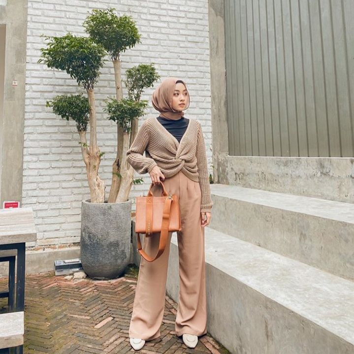 10 OOTD Sweater Rajut  yang Kekinian ala Meirani Amalia