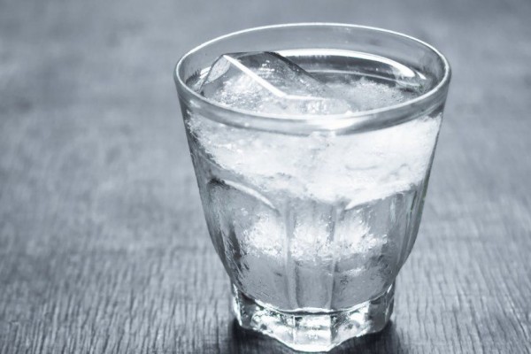 Simak, Ini 7 Manfaat dan Risiko Kesehatan Minum Air Dingin