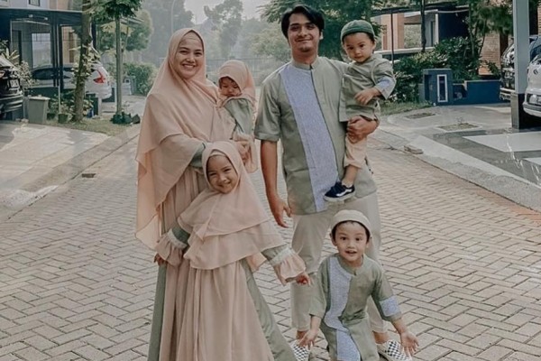 Hijrah Setelah Menikah, 10 Pasangan Artis Muda Ini Semakin Sakinah