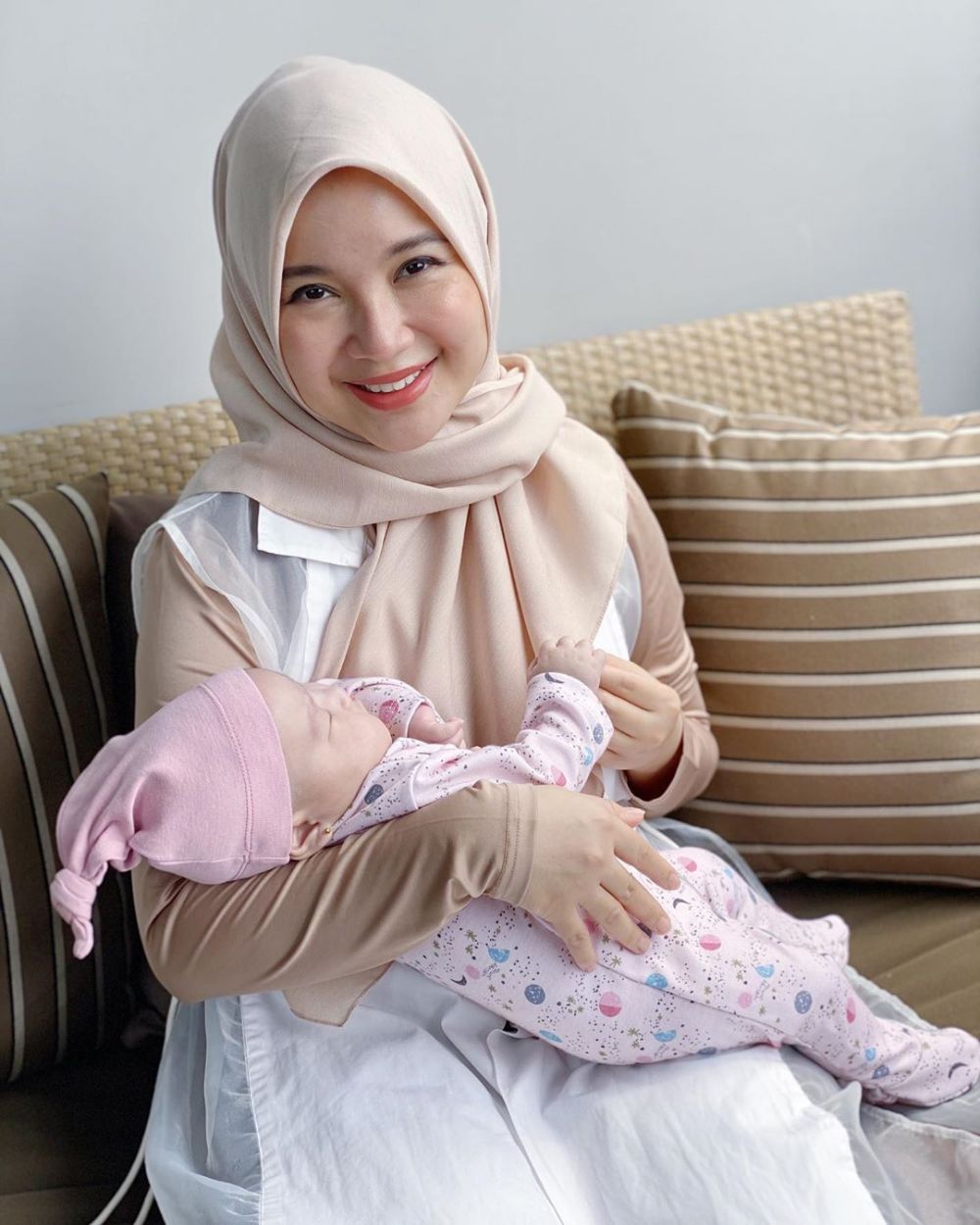 9 Seleb Berwajah Oriental Pakai Hijab, Ada yang Mualaf