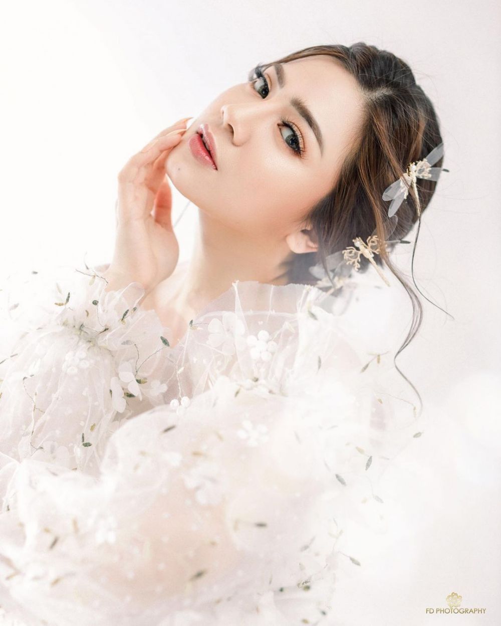 10 Pemotretan Artis Bertema Bidadari, Anggun Berasa Ingin Terbang
