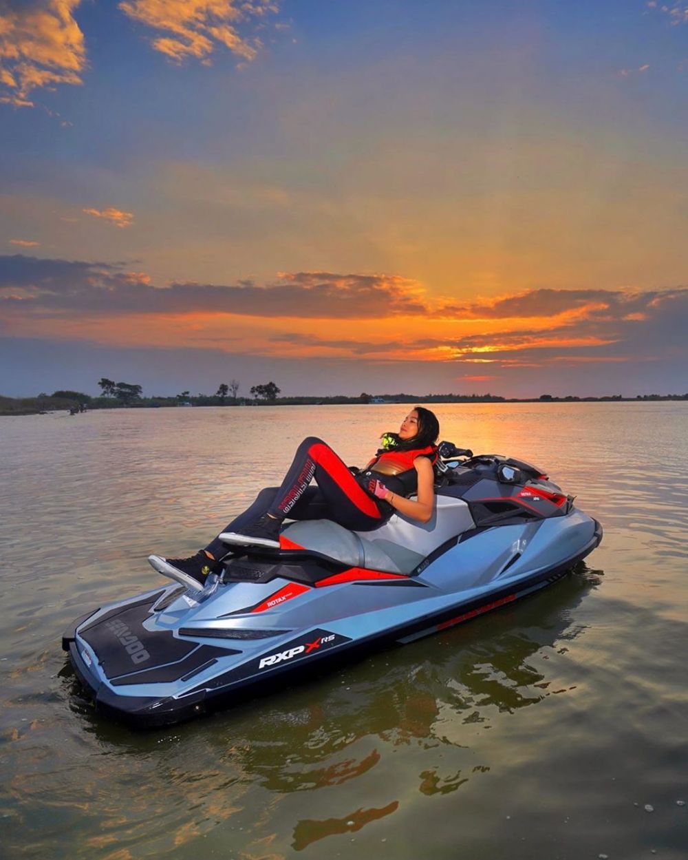 Sporty Banget Ini 9 Potret Anindya Kusuma Putri Saat Main Jet Ski