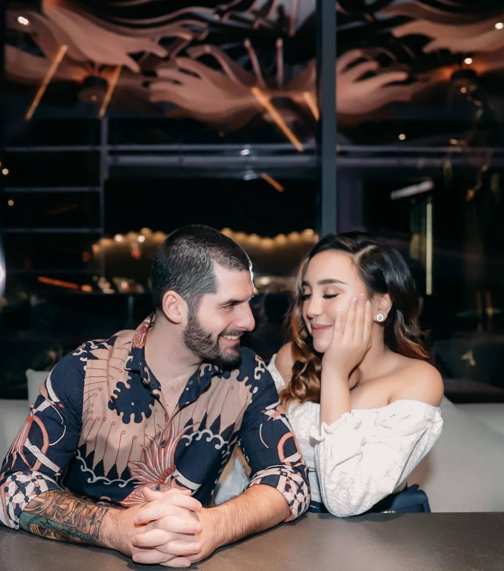 10 Artis Berstatus Janda yang Akhirnya Punya Pacar Baru, Makin Mesra!