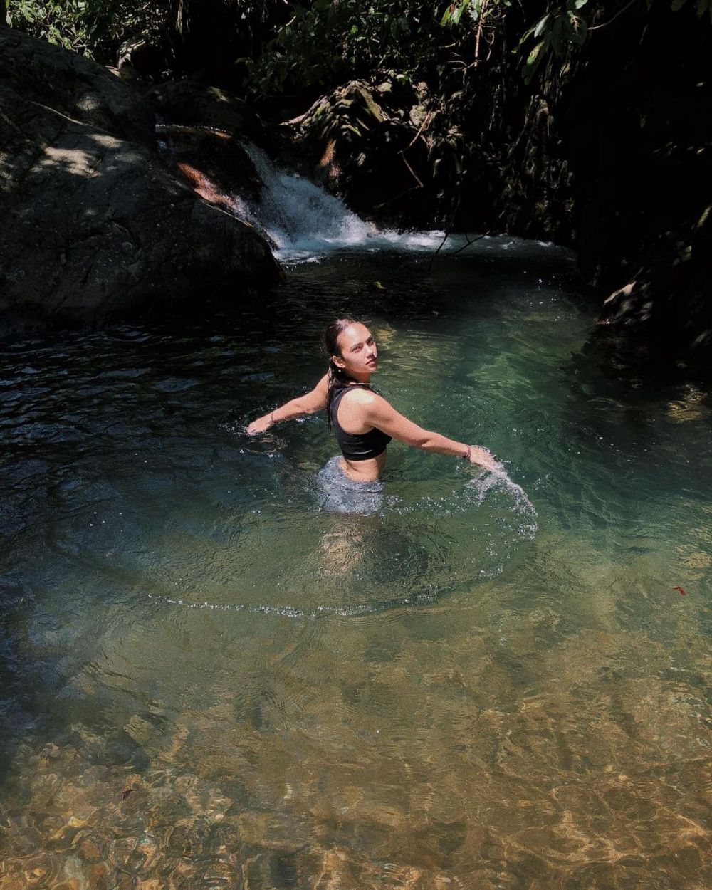 Liburan Romantis Haico Van der Veken dan Rangga Azof di Air Terjun