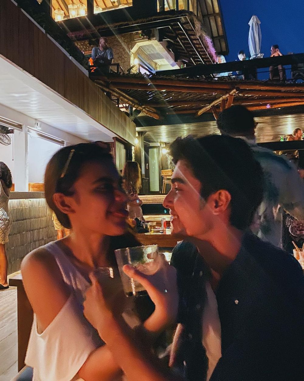 Kisah Cinta Romantis 10 Pasangan Artis Sama-sama Blasteran Eropa