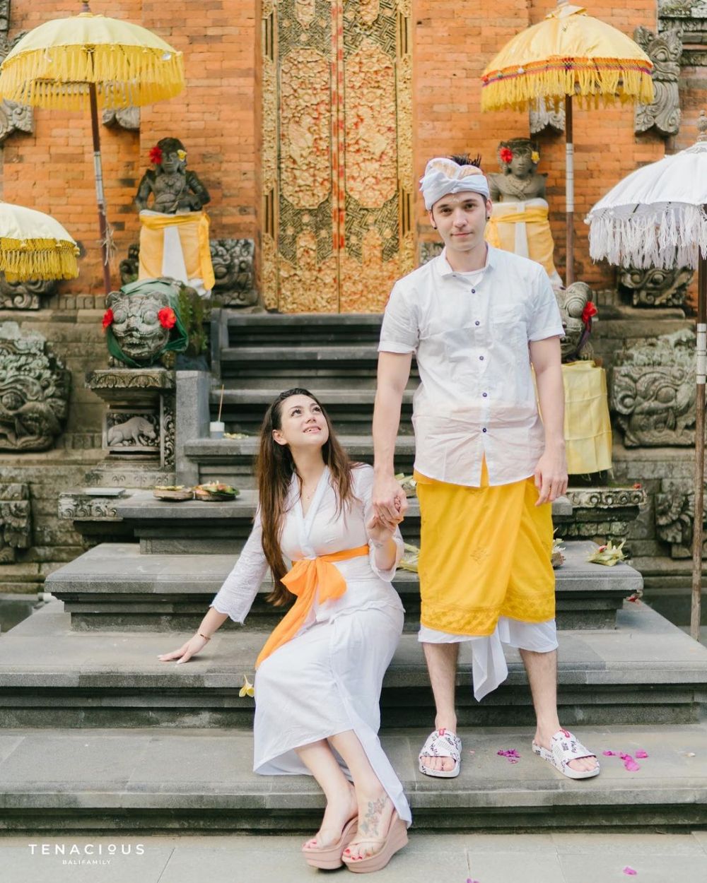 Kisah Cinta Romantis 10 Pasangan Artis Sama-sama Blasteran Eropa