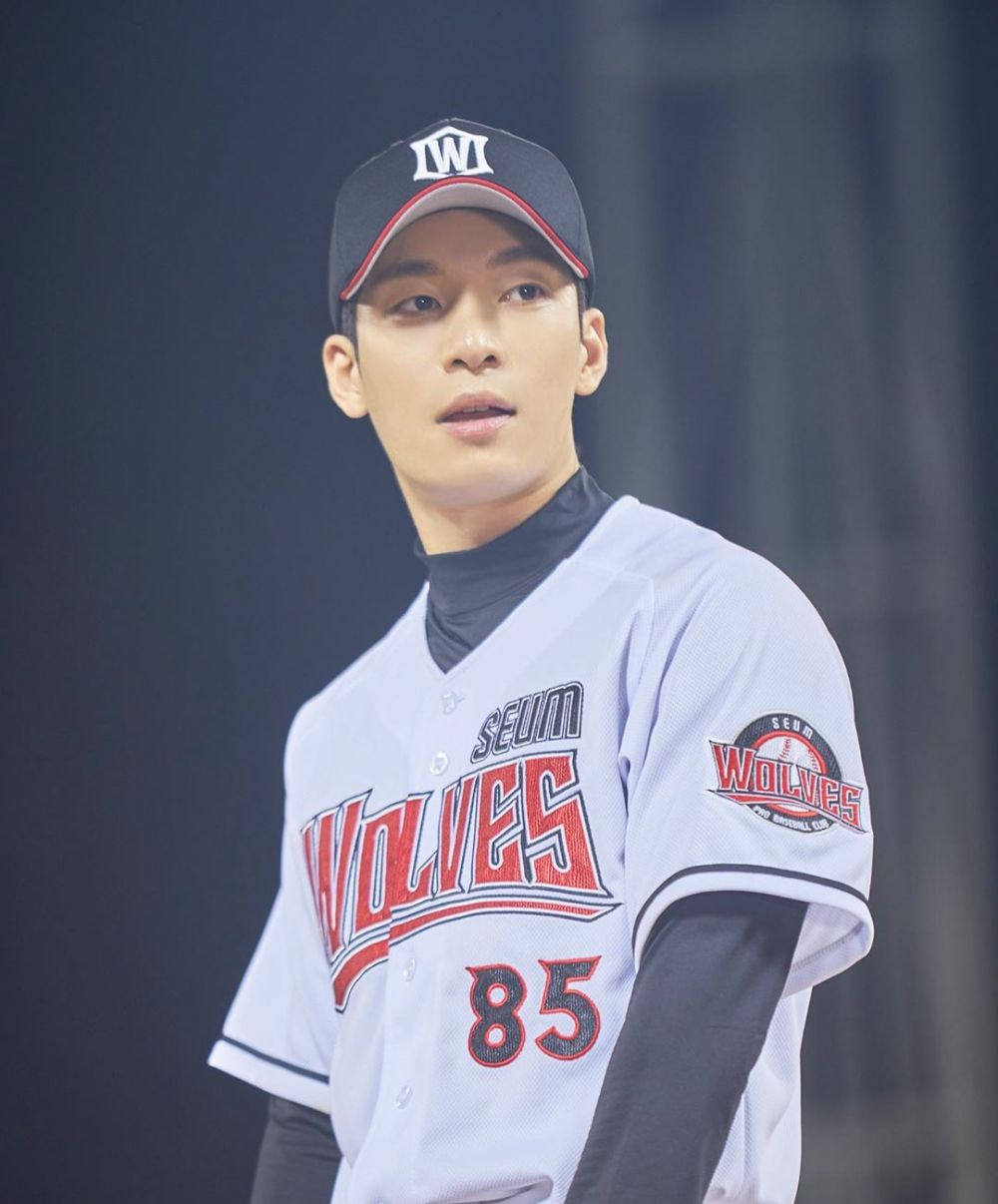 9 Potret Charming Wi Ha Joon Jadi Atlet Baseball di KDrama '18 Again'
