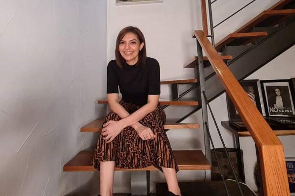 Lagi Ramai, 10 Potret Stylish Work From Home Najwa Shihab yang Memikat