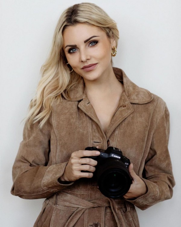 Mirip Courtney Love, Ini 10 Potret Fotografer Fashion Lara Jade 
