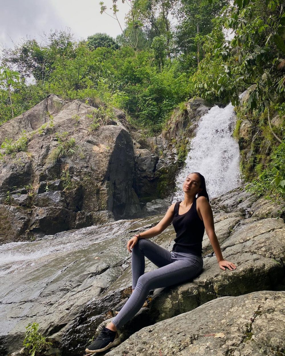 Liburan Romantis Haico Van der Veken dan Rangga Azof di Air Terjun