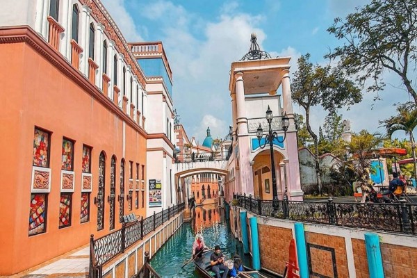 Bukan di Eropa, 10 Destinasi Wisata Ini Ternyata Ada di Indonesia