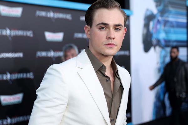 Main Film Biopik Elvis Presley, 10 Potret Dacre Montgomery yang Gagah