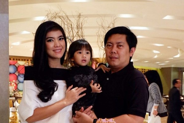 Jarang Terekspos, 9 Potret Romantis Raya Kohandi dan Suami Tercinta