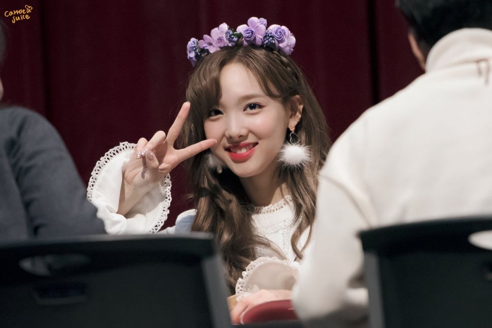 9 Potret Nayeon Twice Kenakan Flower Crown Pesonanya Memikat Hati