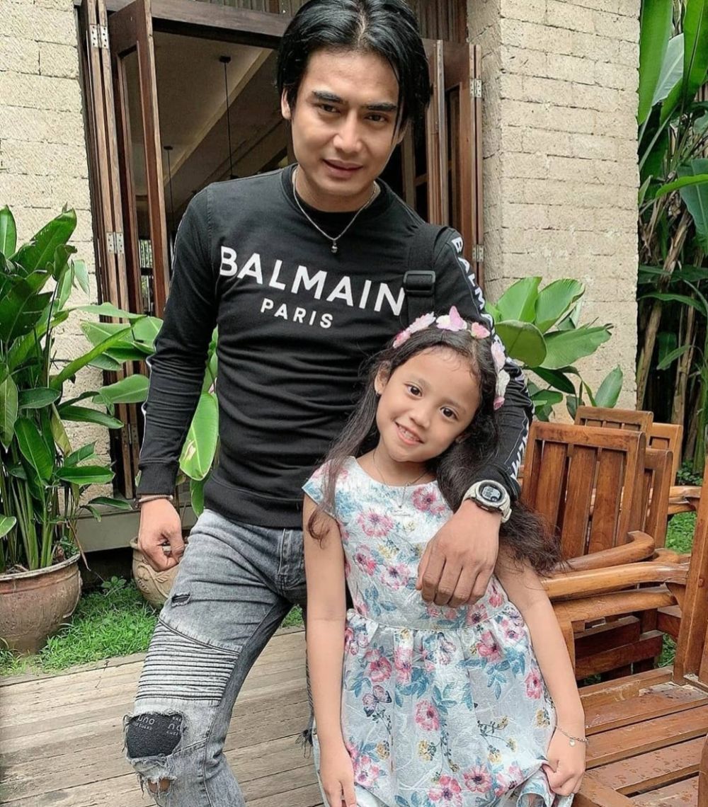 9 Potret Kebersamaan Charly van Houten dengan Putri Kesayangannya