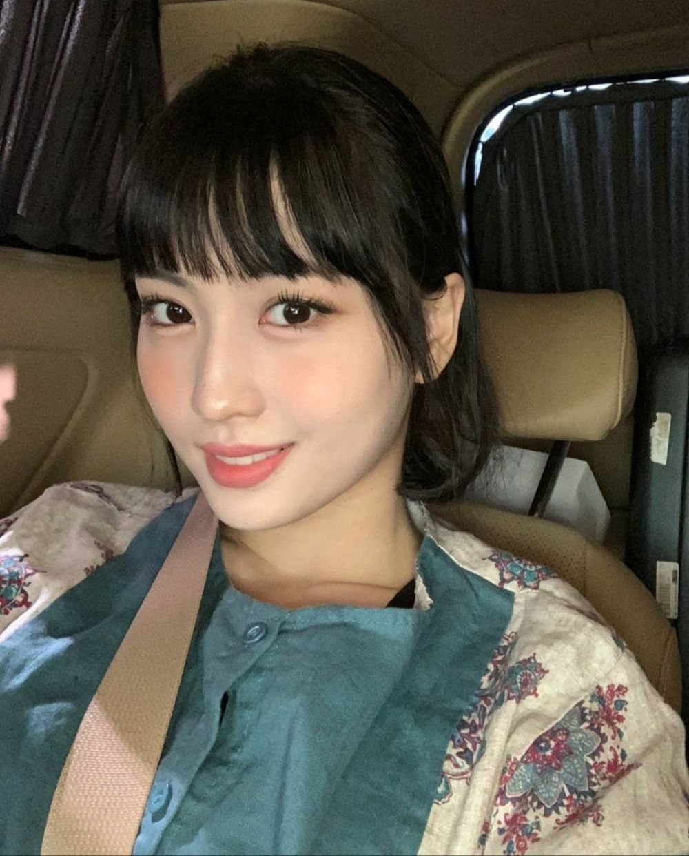 10 Pesona Momo TWICE Dengan Rambut Pendek, Bak Boneka Hidup!