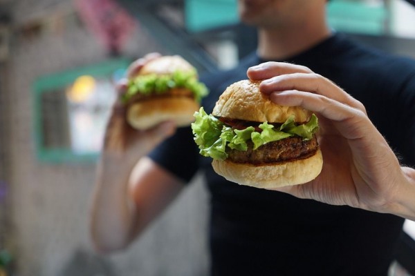 Kerap Diabaikan, 13 Kebiasaan Makan Ini Sebenarnya Berbahaya