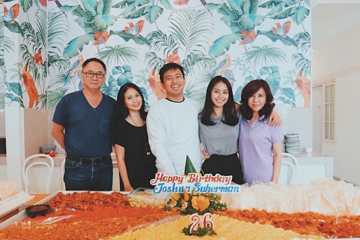 10 Potret Kedekatan Clairine Clay dan Keluarga Joshua Suherman