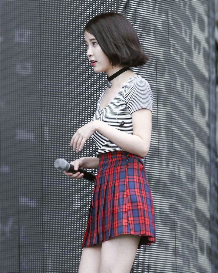 10 Ide OOTD dengan Plaid  Outfit ala IU Gaya Jadi Lebih Modis 