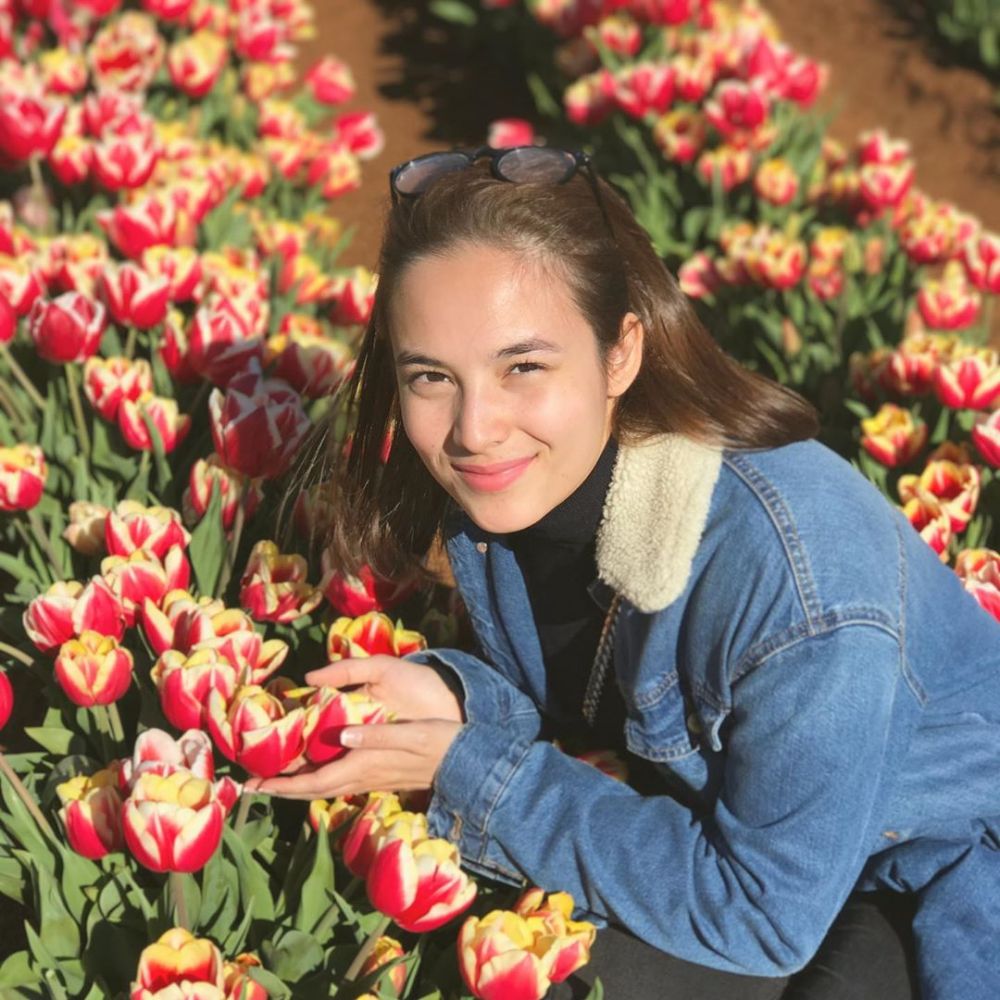 Susah Berkedip, 9 Potret Chelsea Islan saat Menyatu dengan Bunga