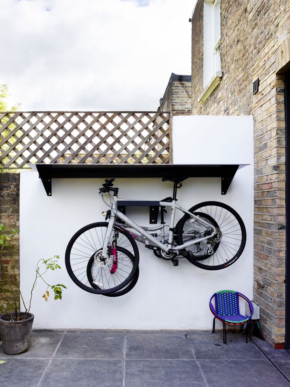 10 Desain Garasi Sepeda Yang Efisien Dan Hemat Ruang