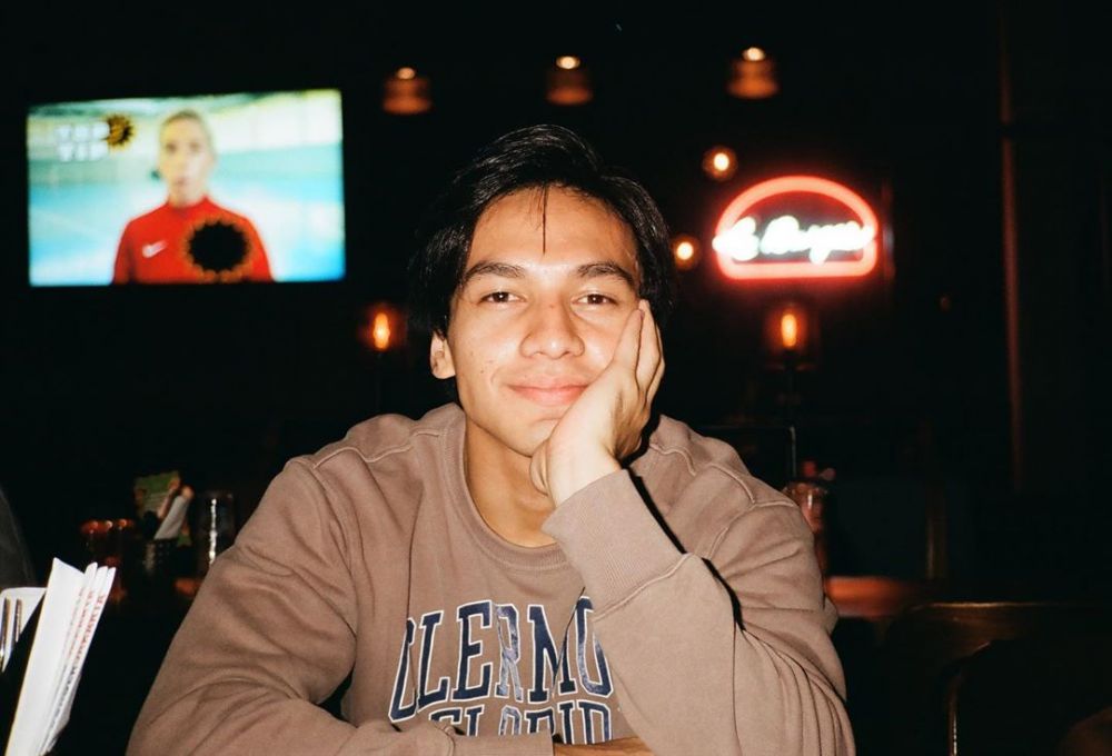 Ikut Aksi Tolak UU Ciptaker, 10 Gaya Jefri Nichol Mahasiswa Banget!