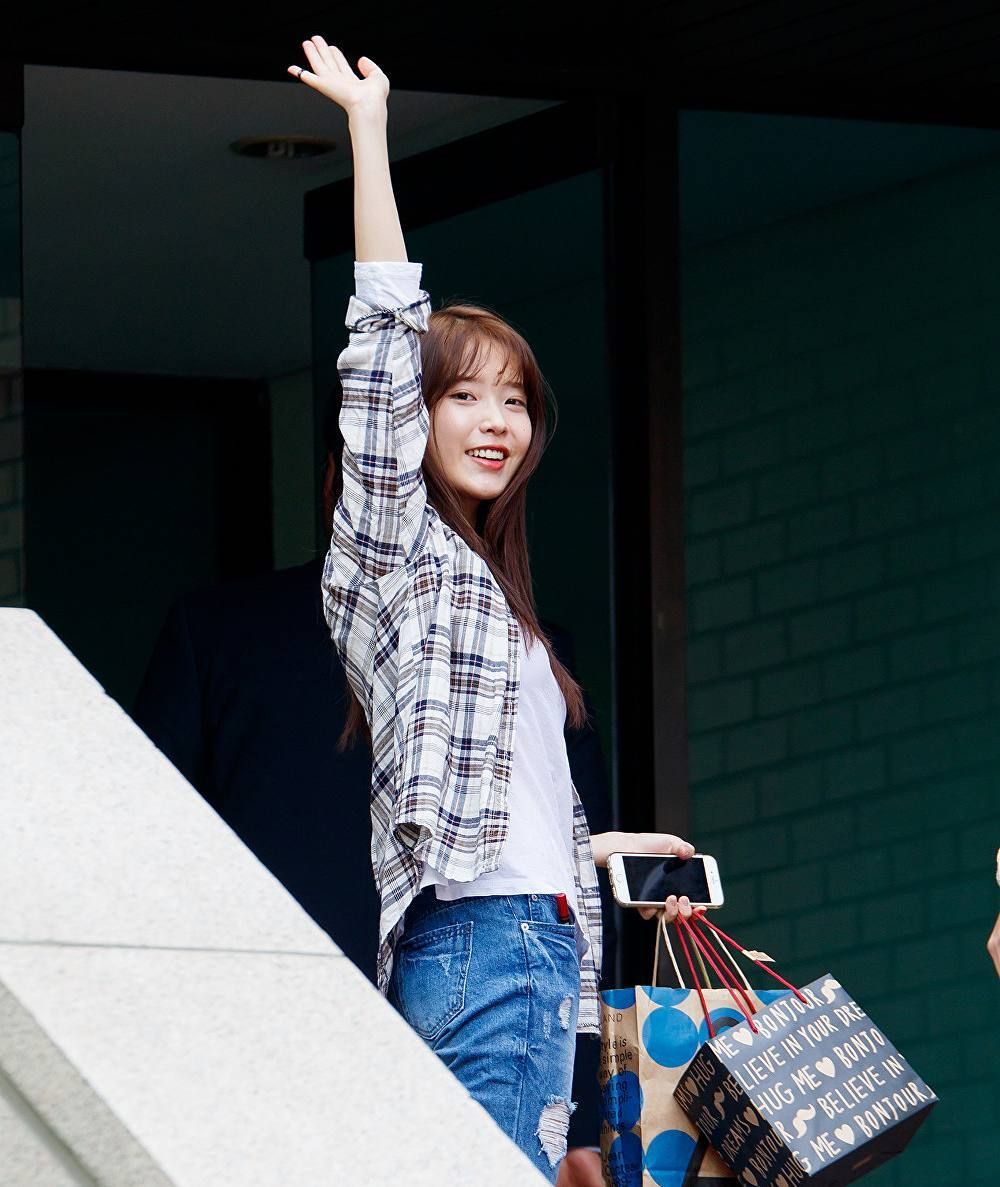 10 Ide OOTD  dengan Plaid  Outfit ala IU Gaya Jadi Lebih Modis 