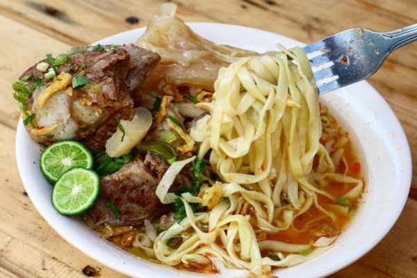 Makanan Khas Bandung dengan toping daging ayam, kikil, bakso, dan lainnya