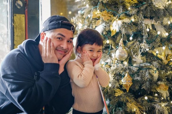 Anak Kedua Lahir, 10 Momen Gemas Glenn Alinskie Momong Putri Sulung
