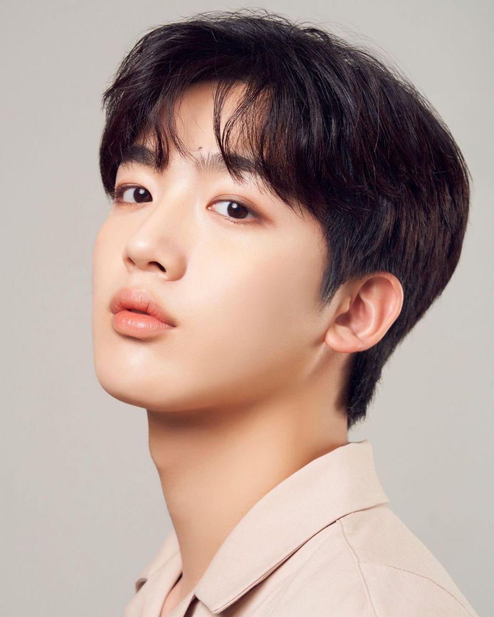 9 Potret Terkini Kim Yohan yang Debut Sebagai Member Boy Grup WEi