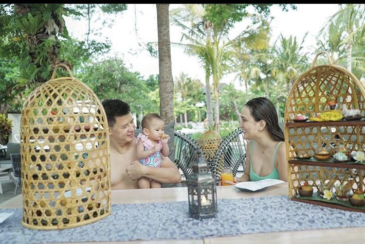 Tinggal di Resort Mewah Bali, 10 Potret Mesra Keluarga Shandy Aulia