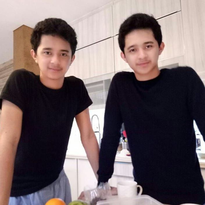 9 Pasangan Artis Kembar Ini Eksis Sejak Belia, Susah Dibedain!