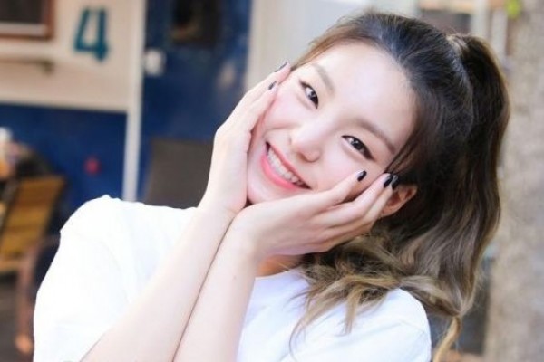 10 Potret Yeji ITZY Kenakan Kaos Polos, Pesonanya Bikin Melting