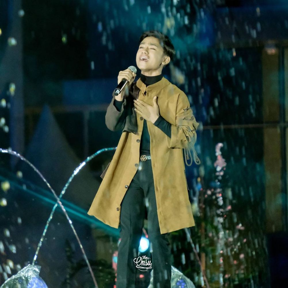 Lagu Bulan Bintang Laris Manis 10 Potret Betrand Yang Makin Kece