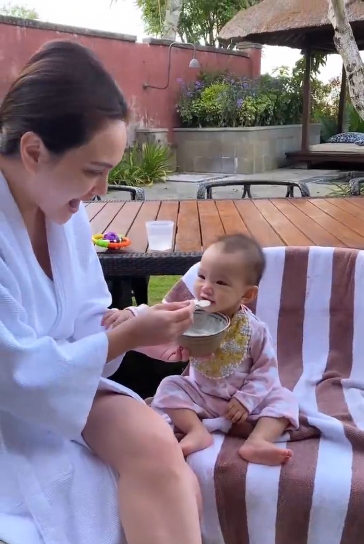 Tinggal di Resort Mewah Bali, 10 Potret Mesra Keluarga Shandy Aulia