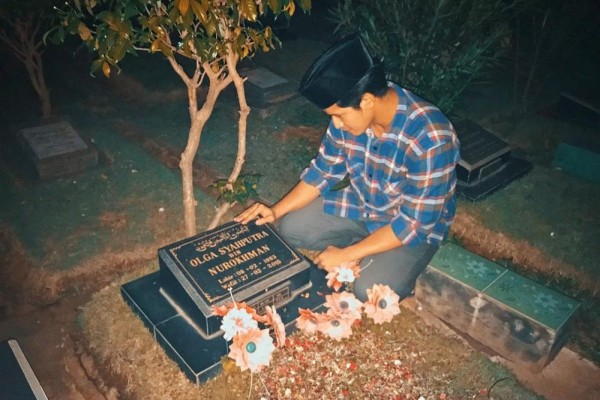 10 Potret Haru Chand Kelvin Jenguk Pusara Olga, Berikan Doa Terbaik!