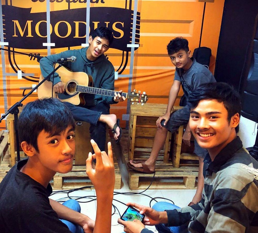 Kece Abis! 10 Potret Tahier Bersaudara, Empat Anak Ferdy 'Element'