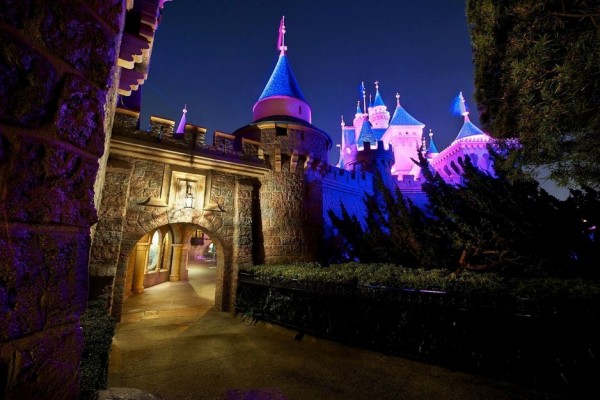 6 Wahana Horor yang Ada di Disneyland Ini Siap Bikin Kamu Ketakutan