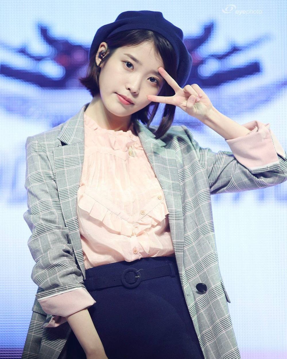 10 Ide OOTD  dengan Plaid  Outfit ala IU Gaya Jadi Lebih Modis 